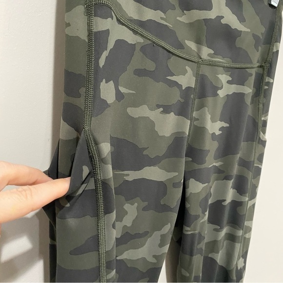 ATHLETA Ultimate Camo 7/8 Tight Leggings Olive Stash Pockets Active Size Small - Picture 6 of 16
